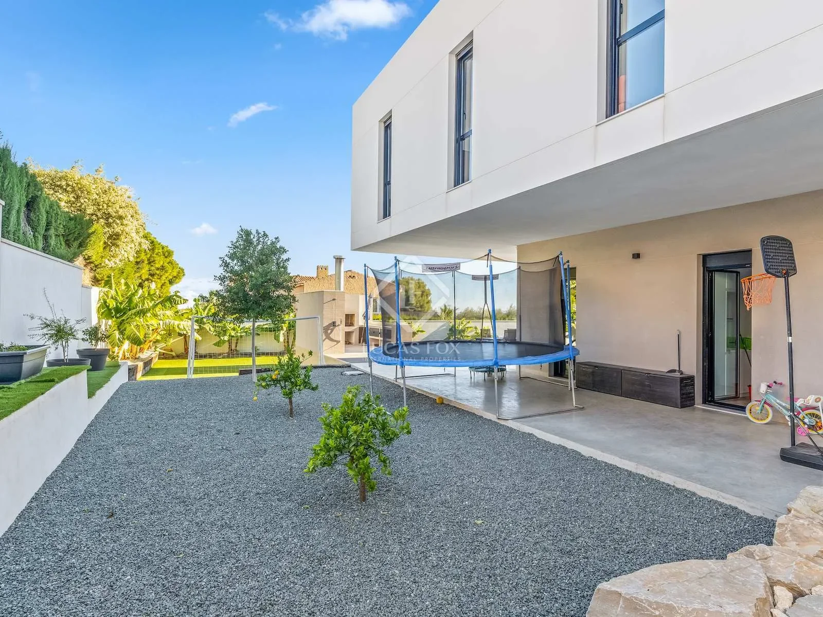 Exterior photo 6