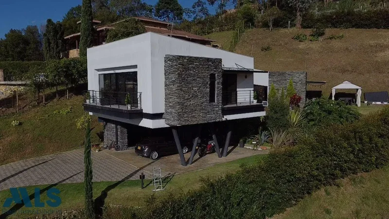 IT'S TIME TO LIVE IN A MODERN HOUSE IN THE CITY