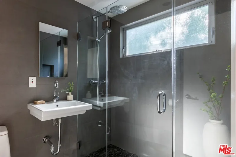 5661 Spreading Oak Drive, Los Angeles, California, United States. - Photo 20