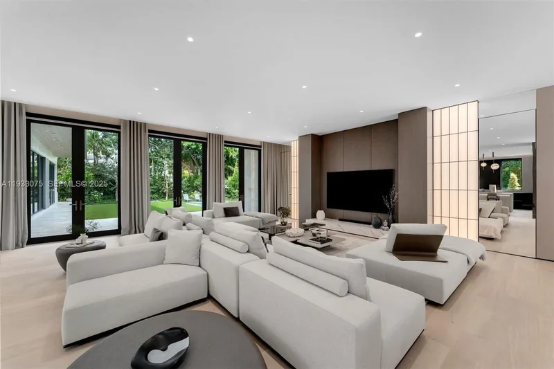 661 Melaleuca Ln, Miami, Florida, United States. - Photo 4