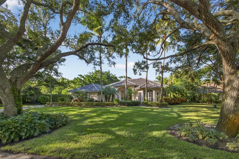 Single Family Residence in Tequesta