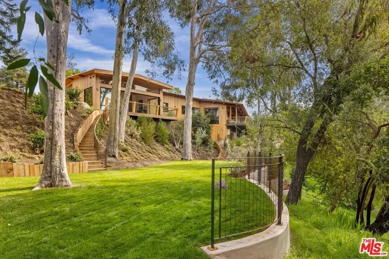 765 N Bonhill Road, Los Angeles, California, United States. - Photo 36
