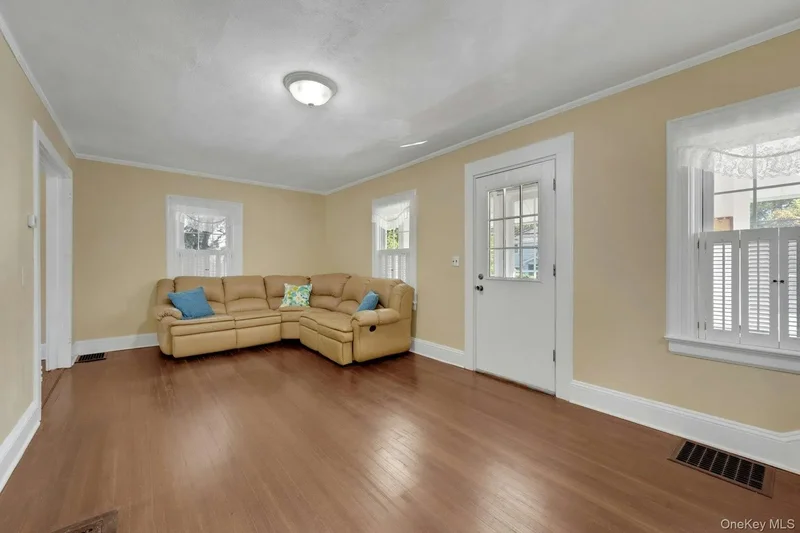 15 Jackson Avenue, White Plains, New York, United States. - Photo 10