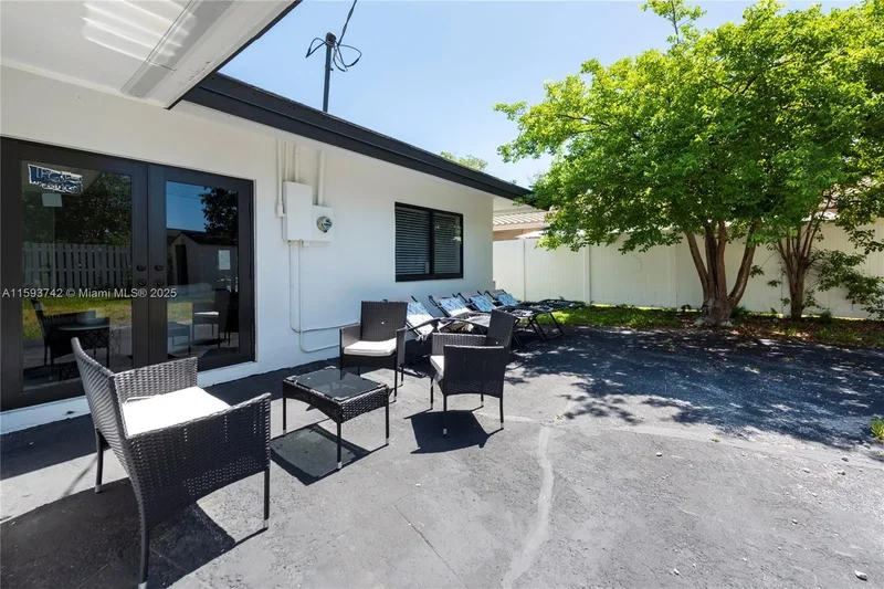 2308 SE 18 St, Fort Lauderdale, Florida, United States. - Photo 2