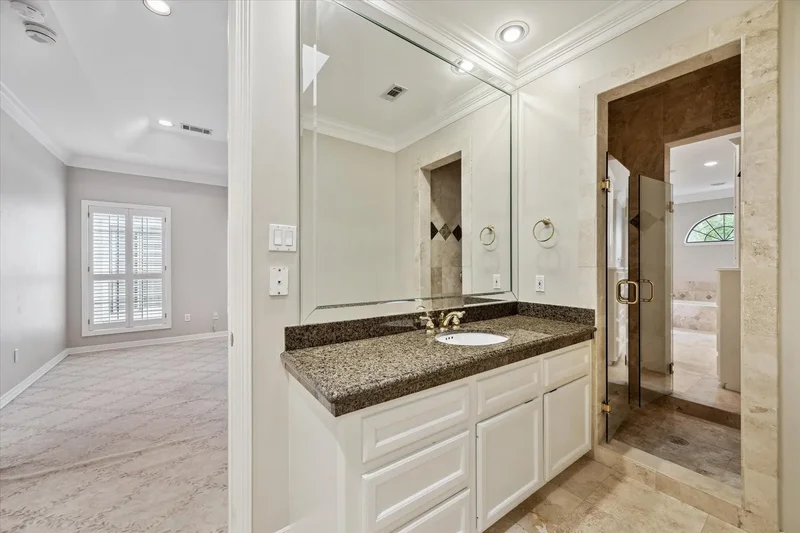 2 S Briar Hollow Lane, Houston, Texas, United States. - Photo 18