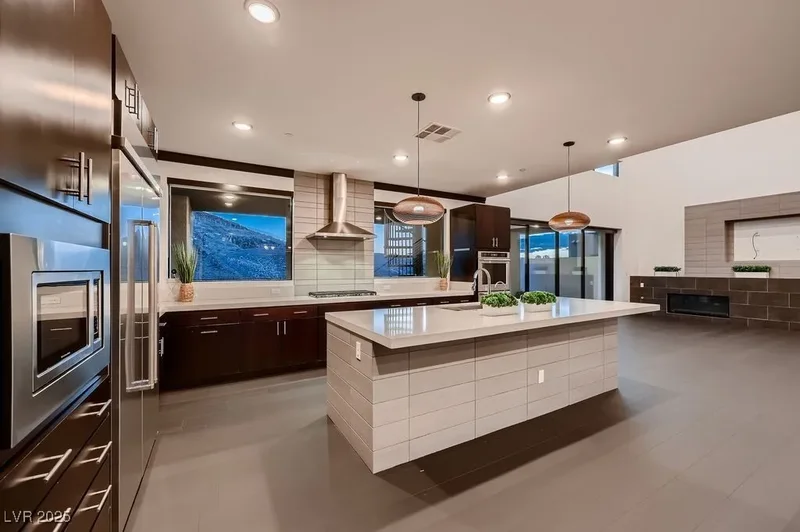 917 Vegas View Drive, Henderson, Nevada, United States. - Photo 3