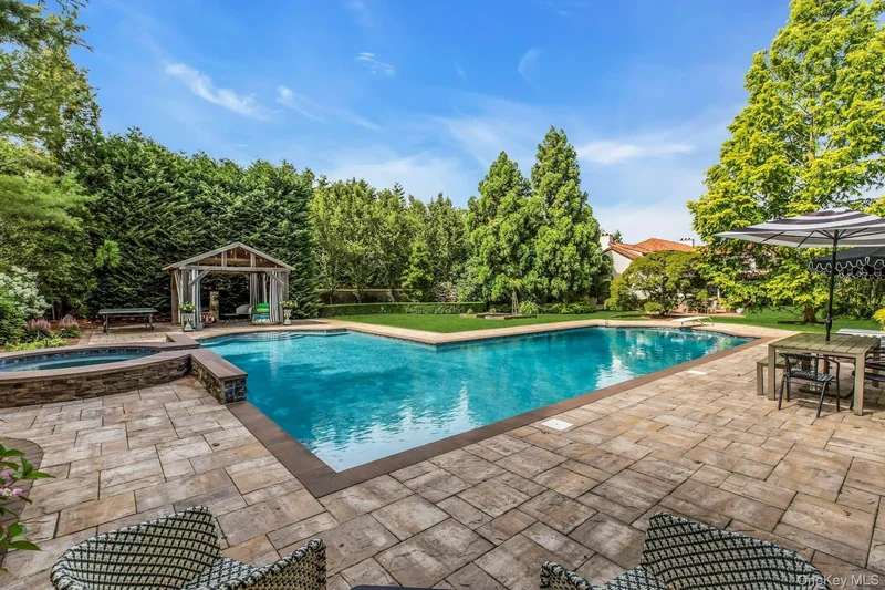 259 Lakeview Avenue W, Brightwaters, New York, United States. - Photo 31