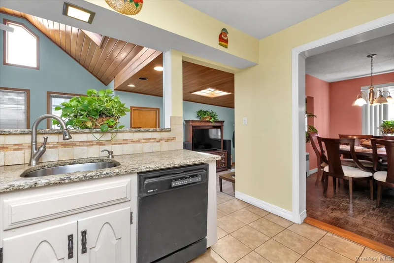89 Foster Avenue, Valley Stream, New York, United States. - Photo 9