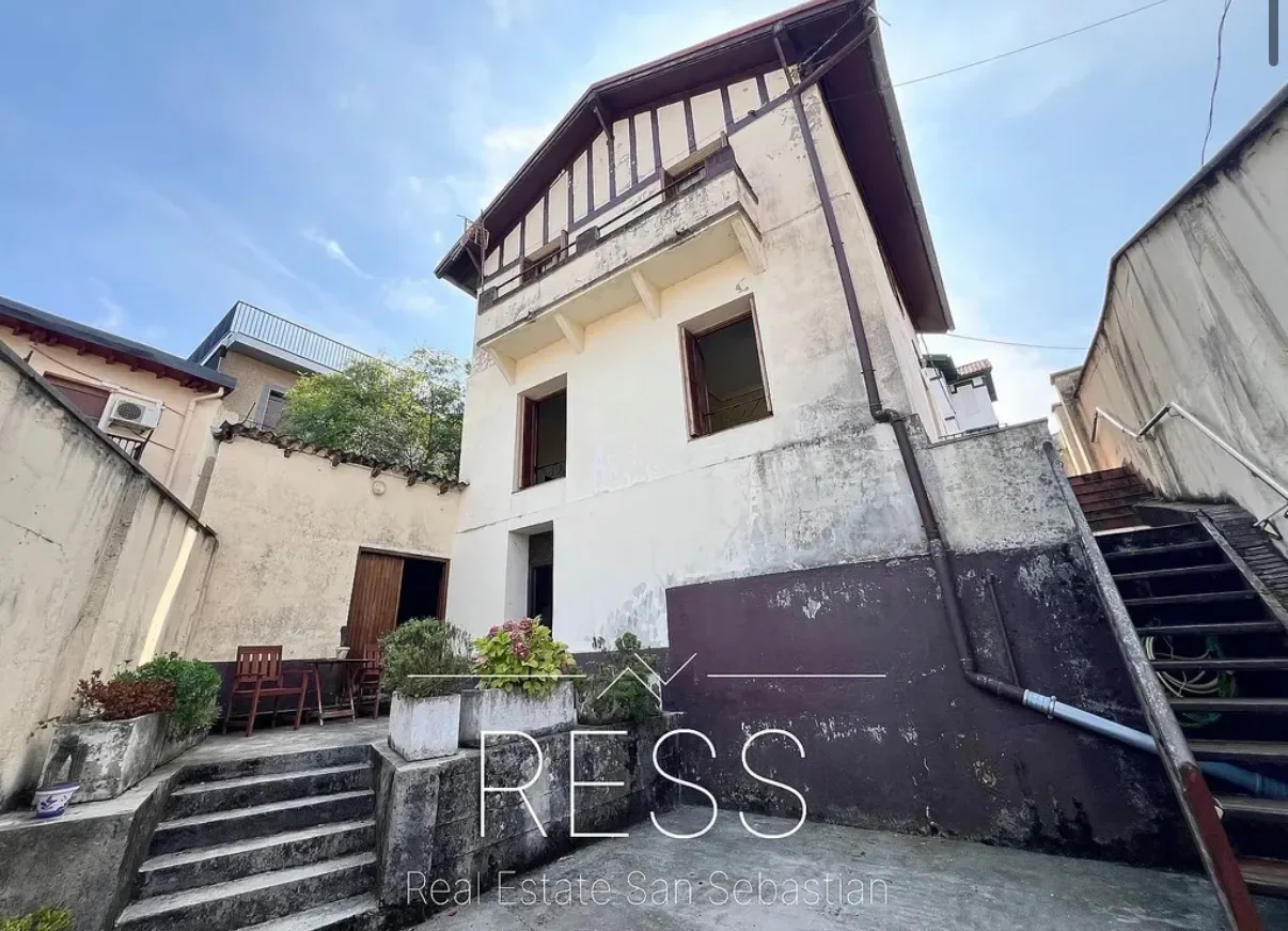 Exterior photo 5
