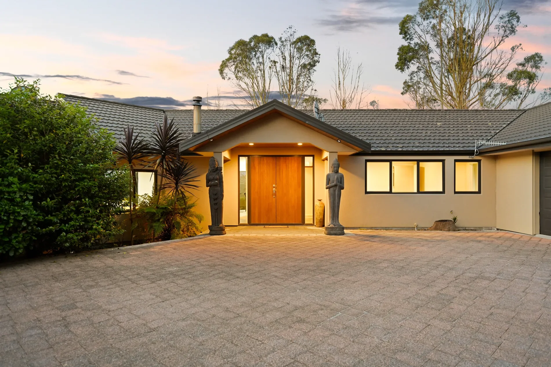 Exterior photo 4
