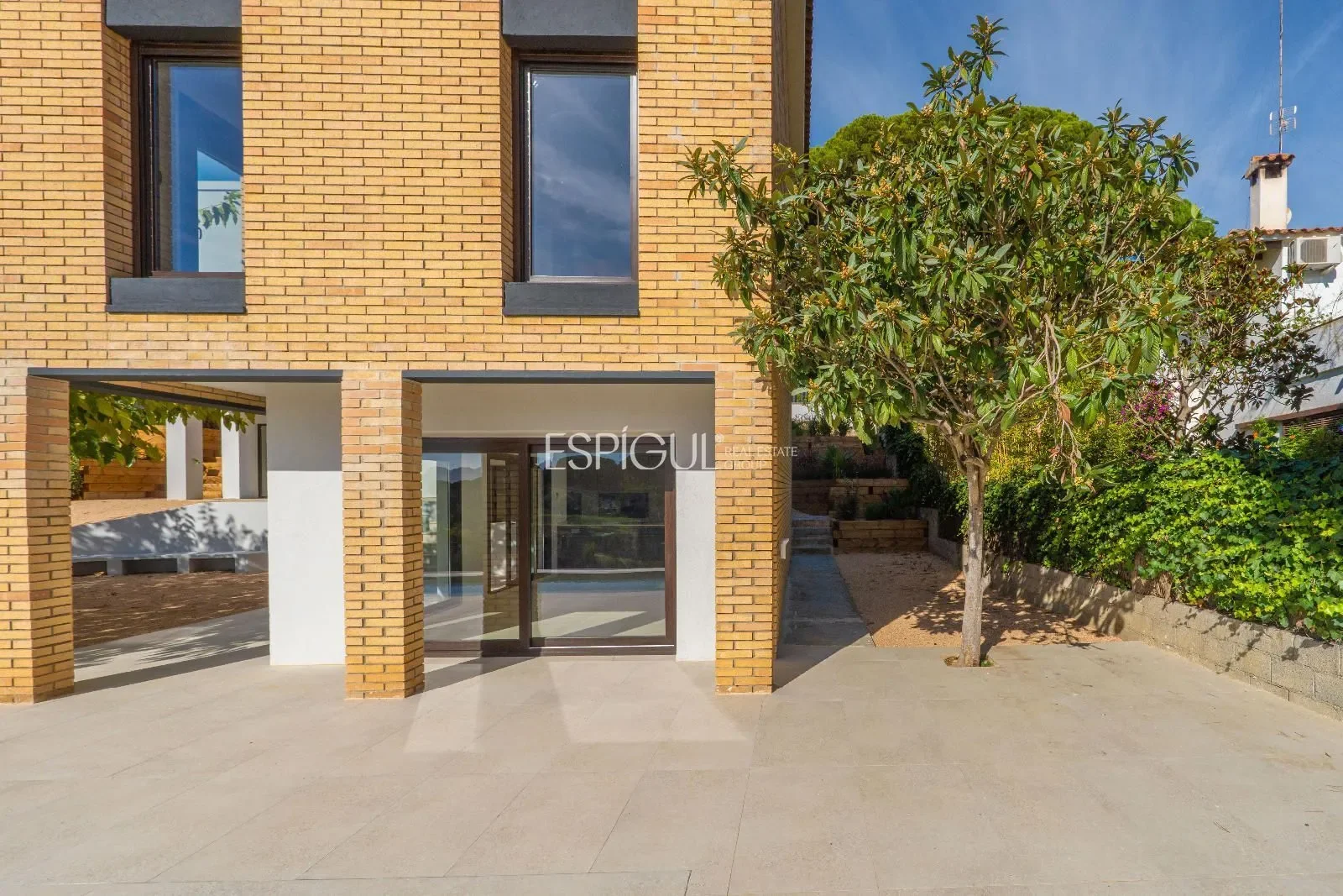 Exterior photo 6