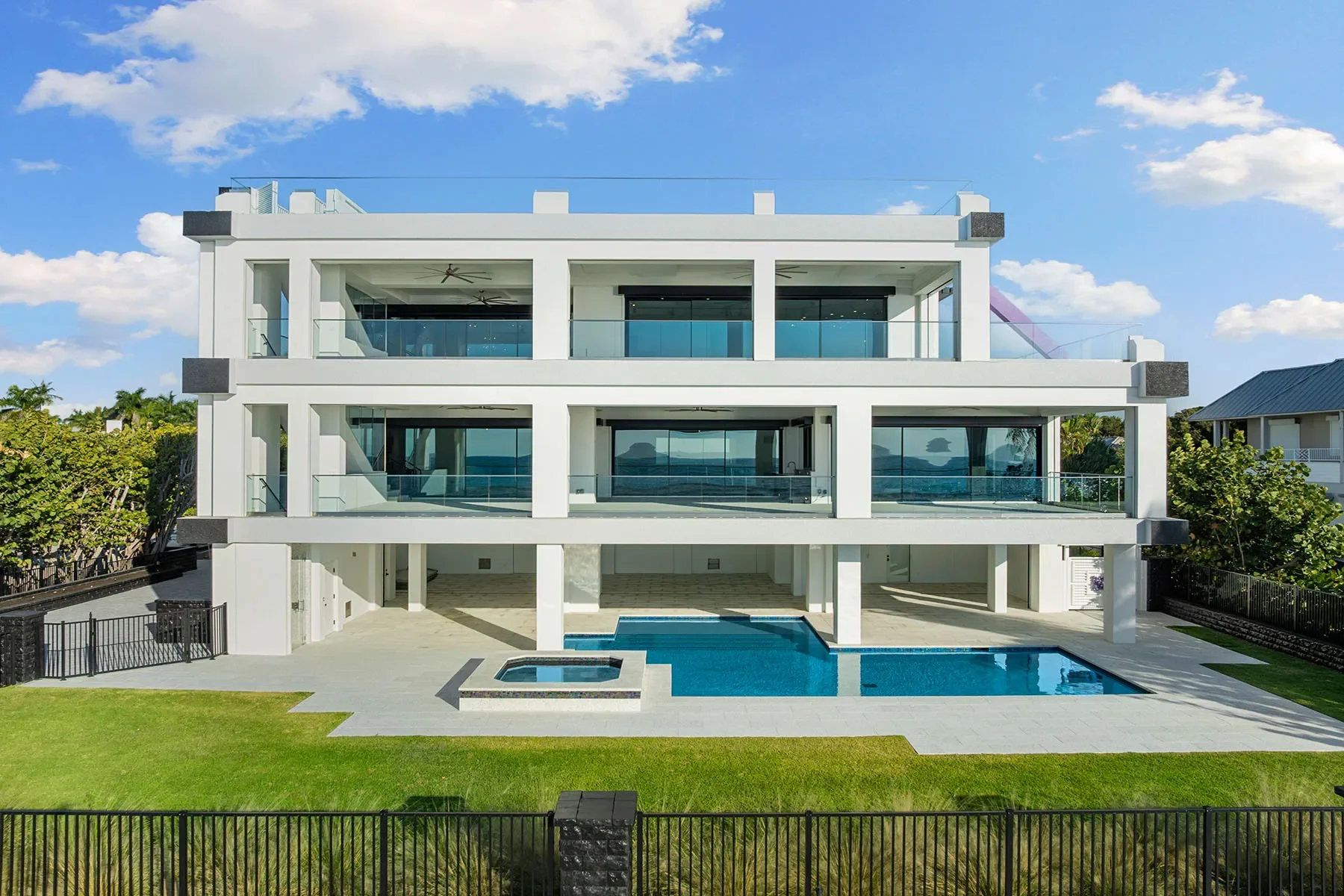 Exterior photo 5