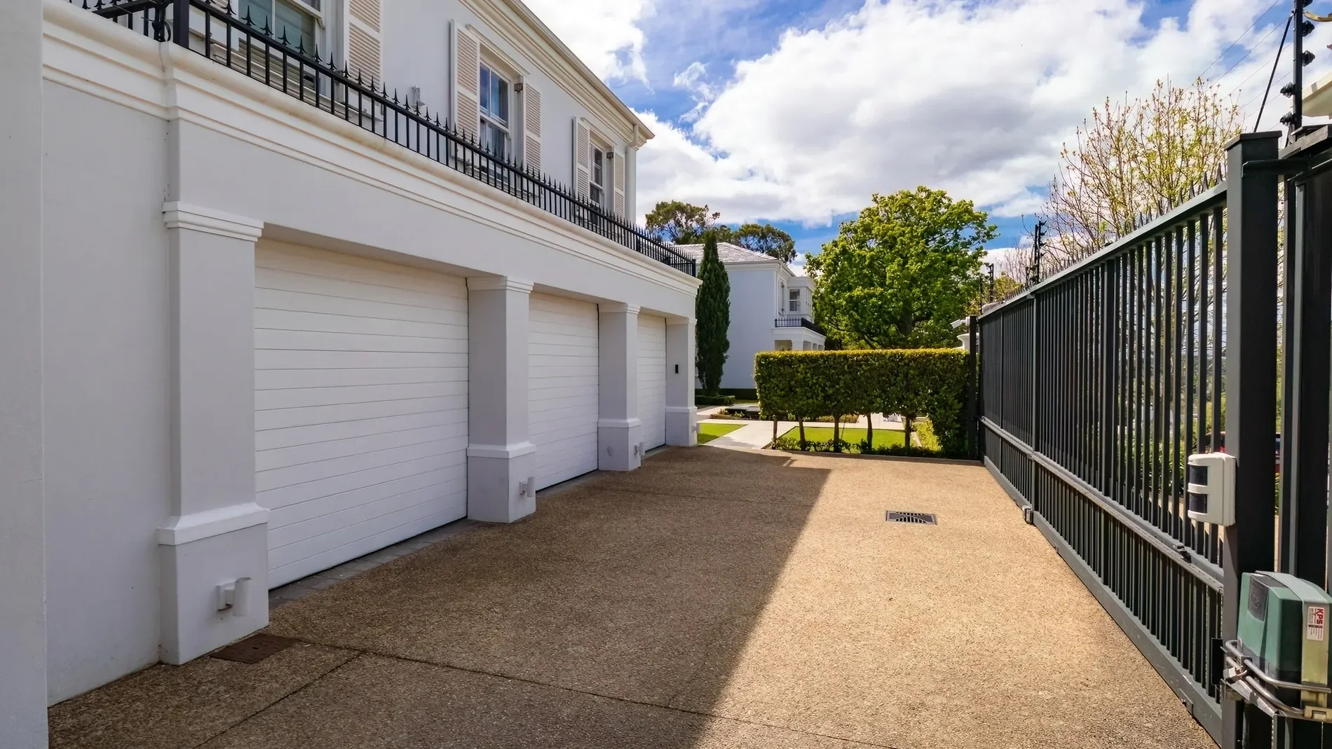 Exterior photo 3