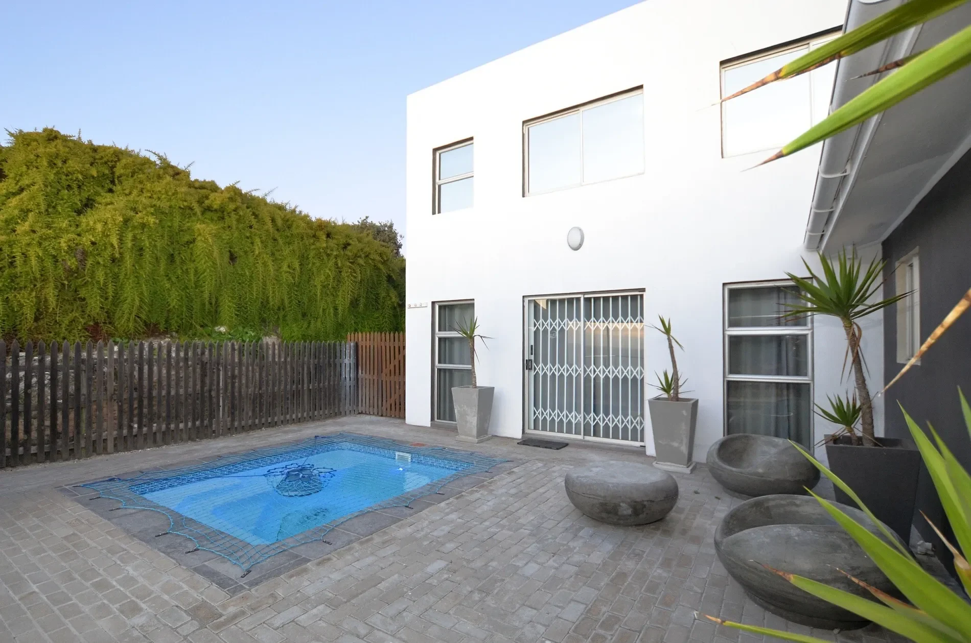Exterior photo 8