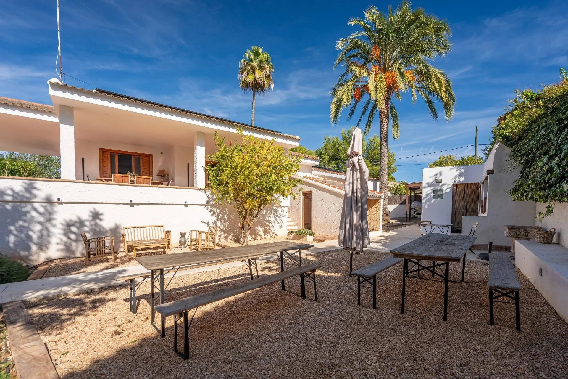 Exclusive Luxury Villa With Modern Style, Swimming Pool And Large Sunny Plot In La Cañada