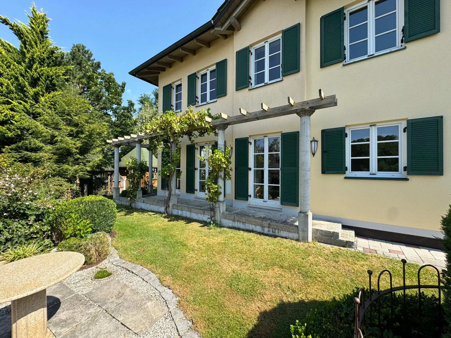 Exterior photo 5
