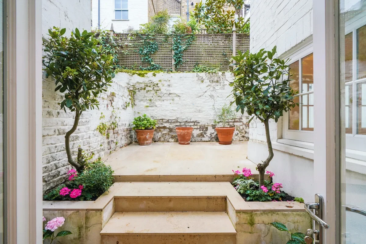 A charming three bedroom Hillgate Village house with South facing terrace and garden.