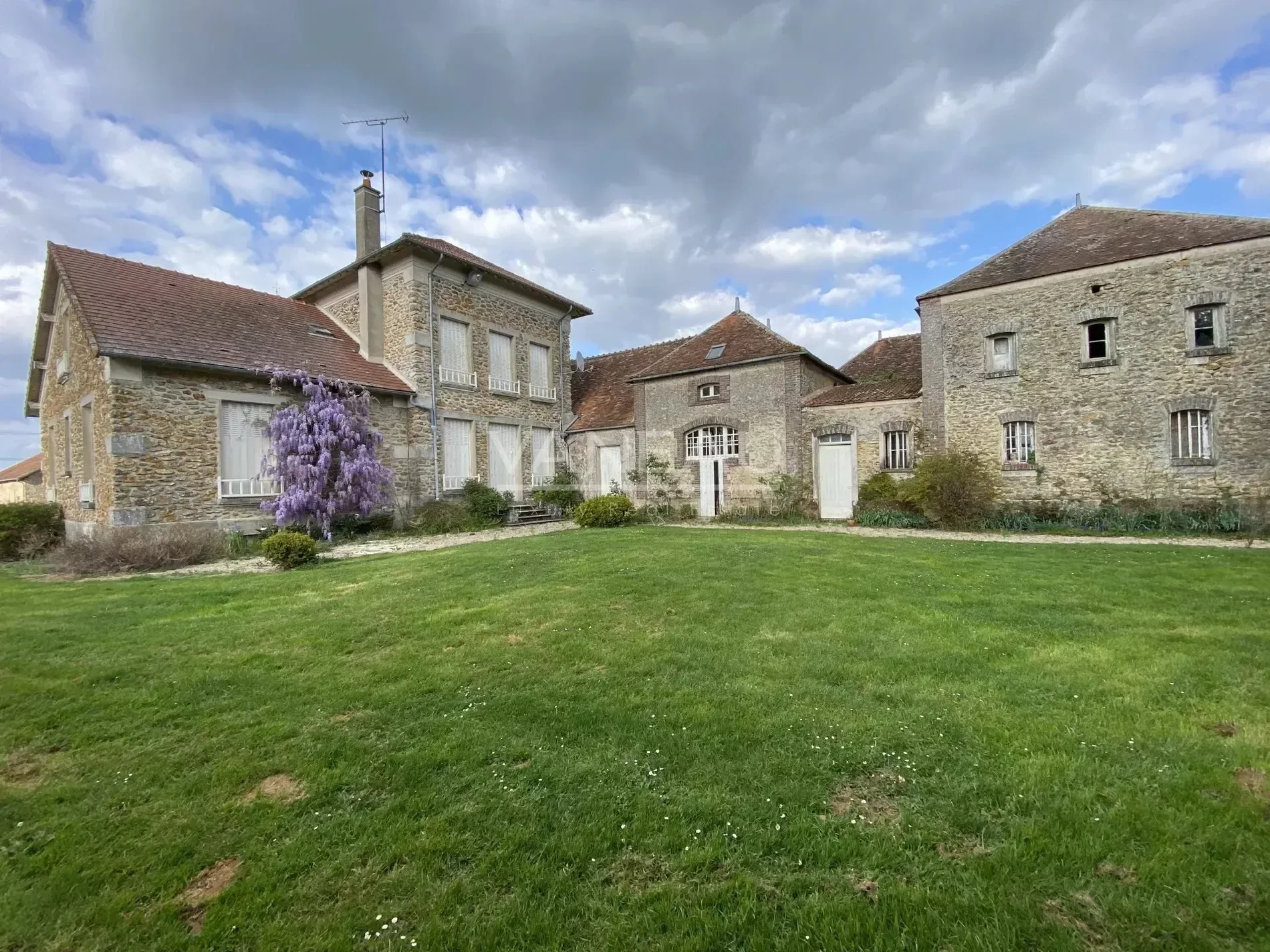 Exterior photo 5