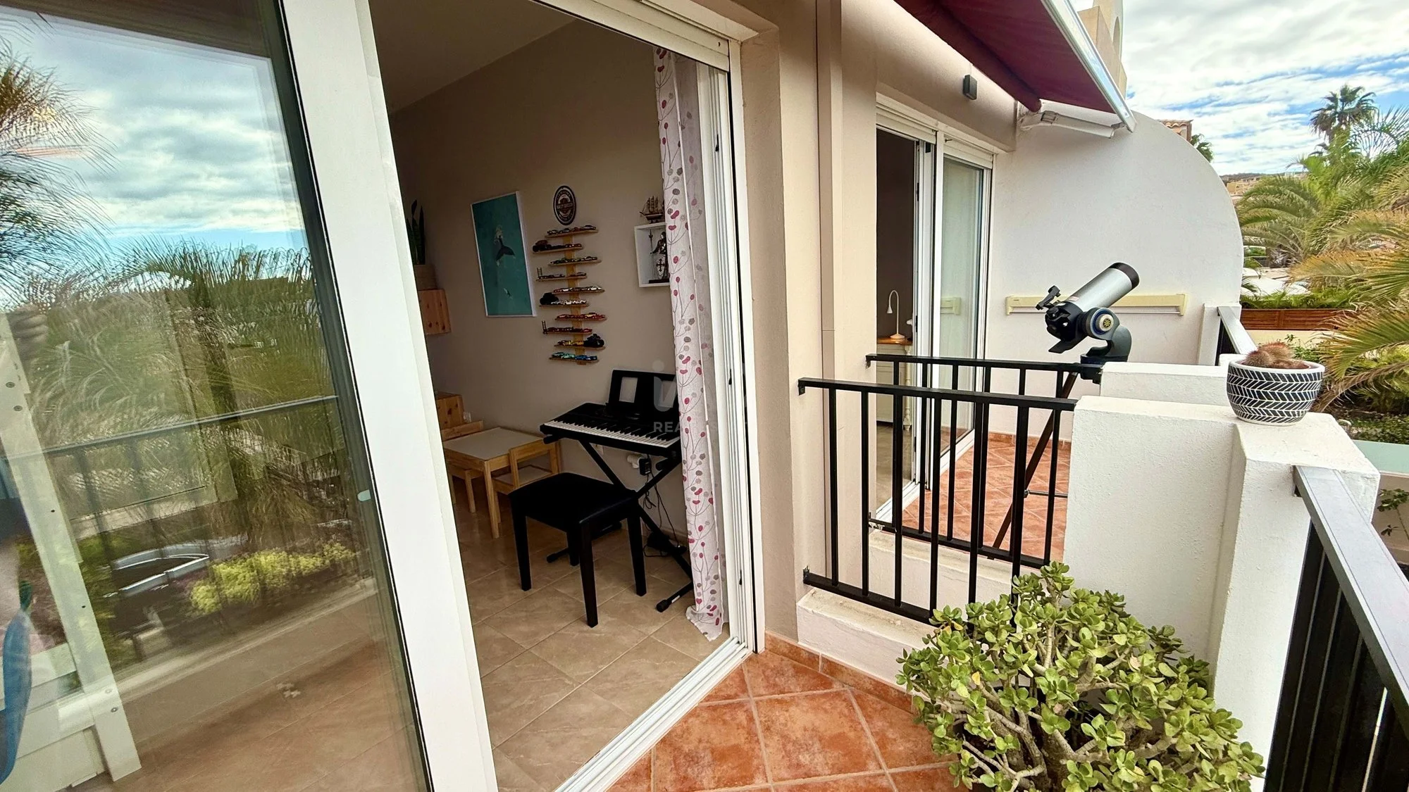 Exterior photo 6