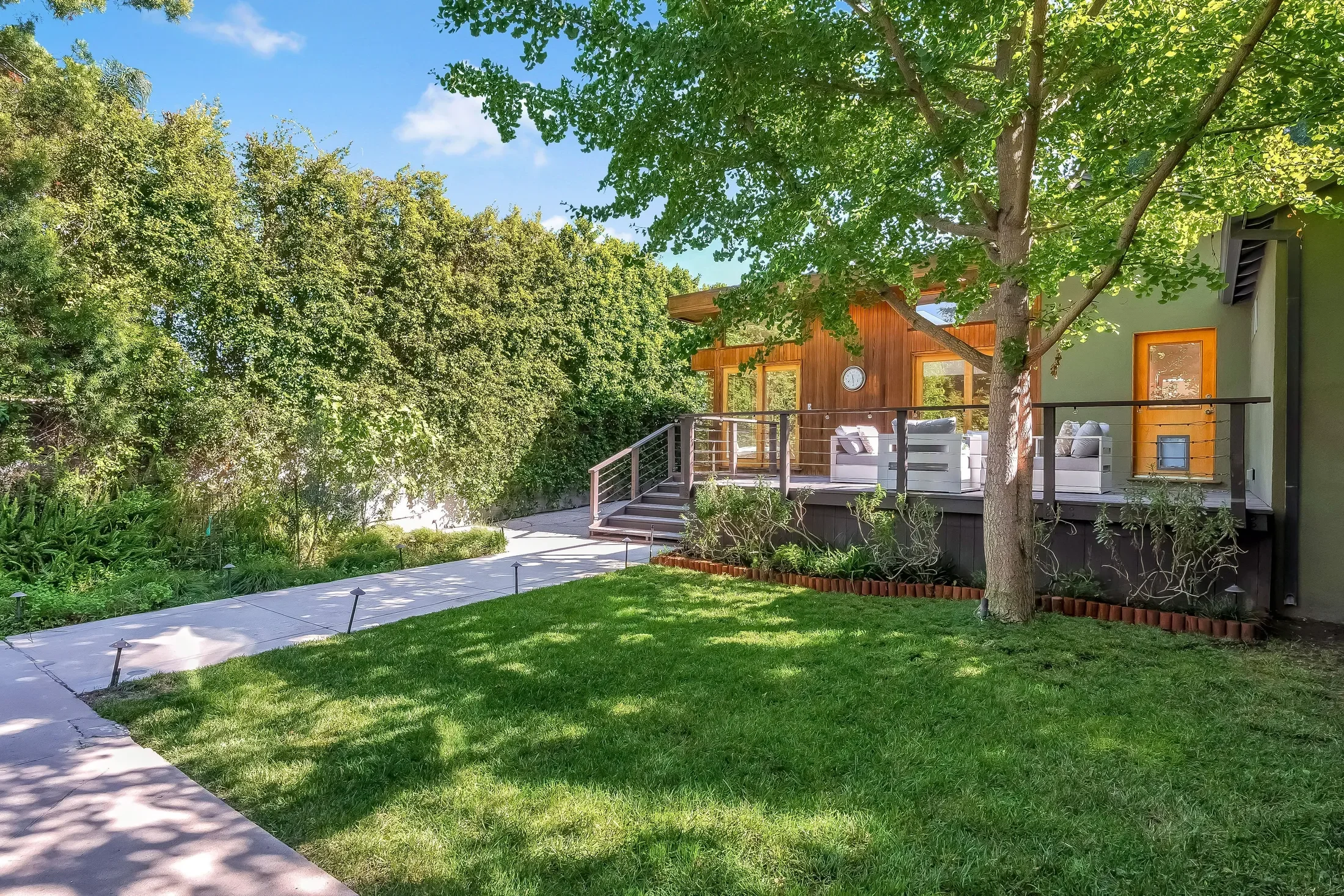 Exterior photo 7