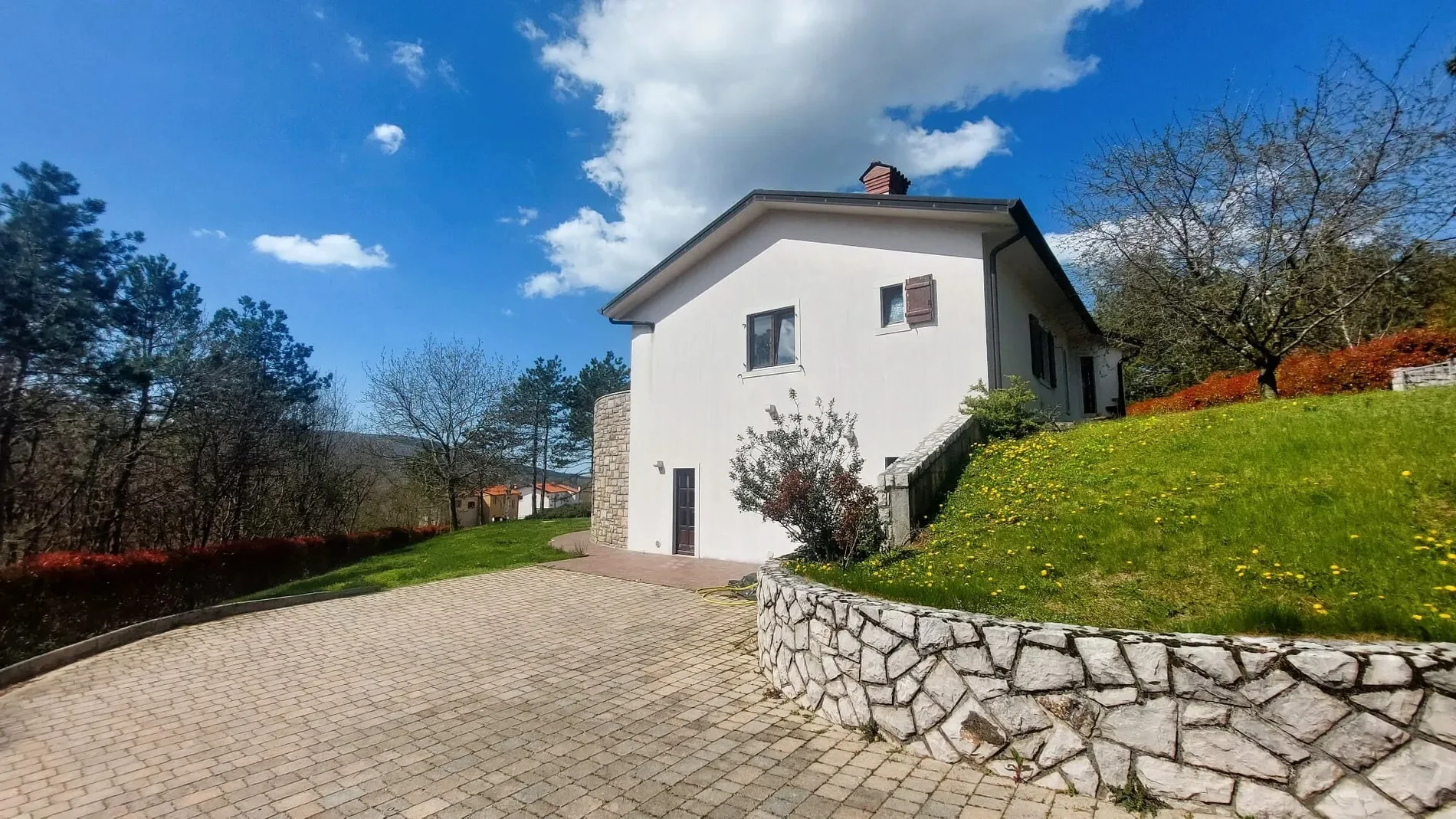 Exterior photo 8