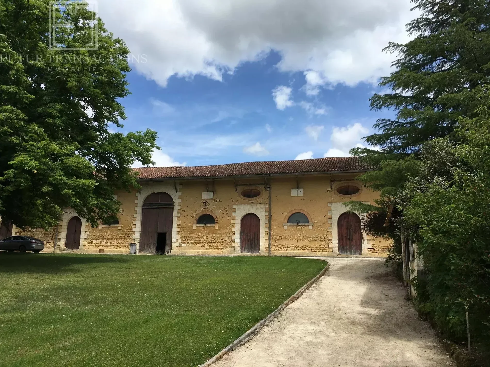 Exterior photo 6