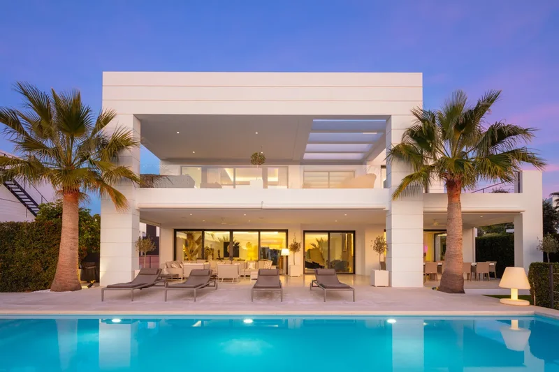 Modern 7 bedroom Villa in Nueva Andalucía