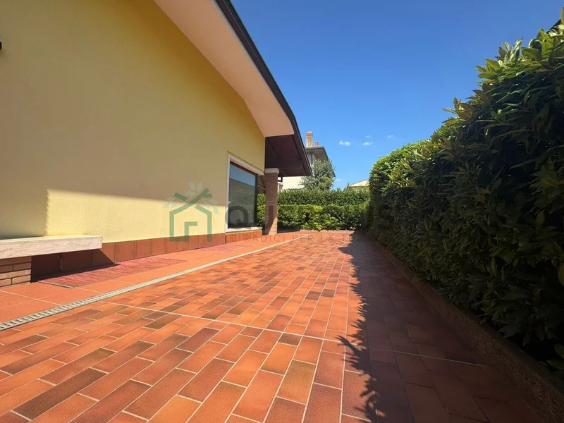 Viale della Libertà, Caldiero, Veneto, Italy. - Photo 11