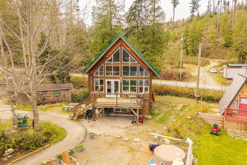 10052 Malaspina Road, Powell River, BC V8A 0G3, Powell River, British Columbia, Canada. - Photo 10