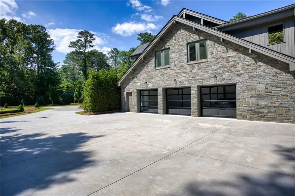 2883 W Roxboro Road NE, Atlanta, Georgia, United States. - Photo 72