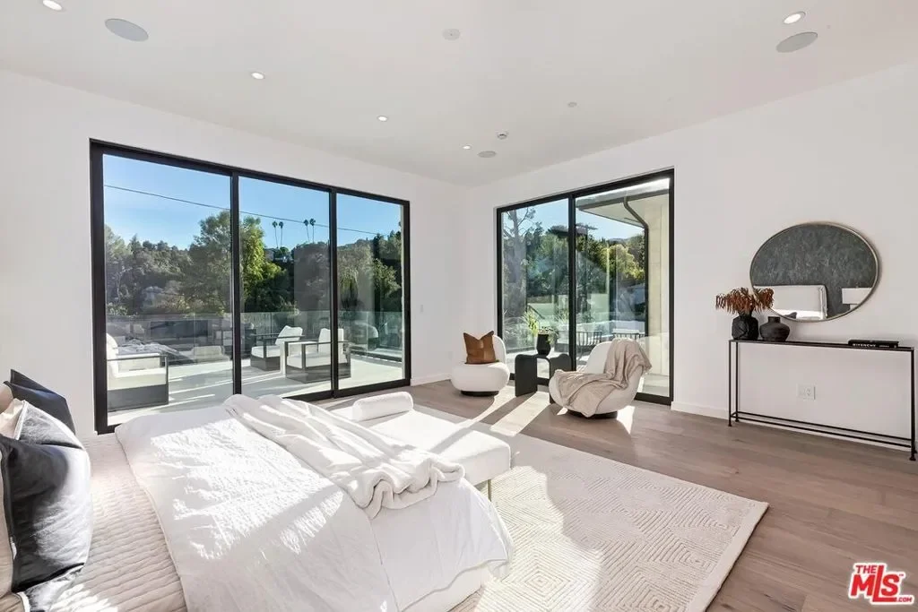 16879 Mooncrest Drive, Los Angeles, California, United States. - Photo 15