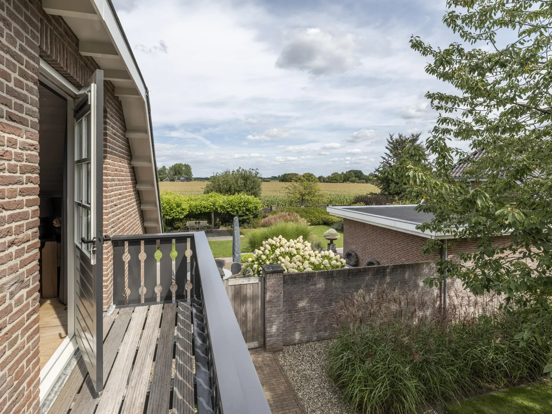 Exterior photo 7