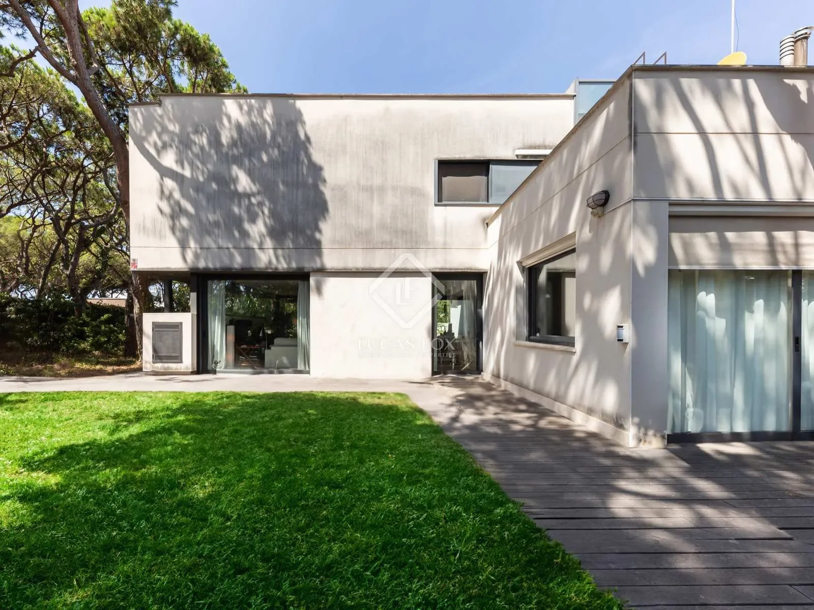Exterior photo 5
