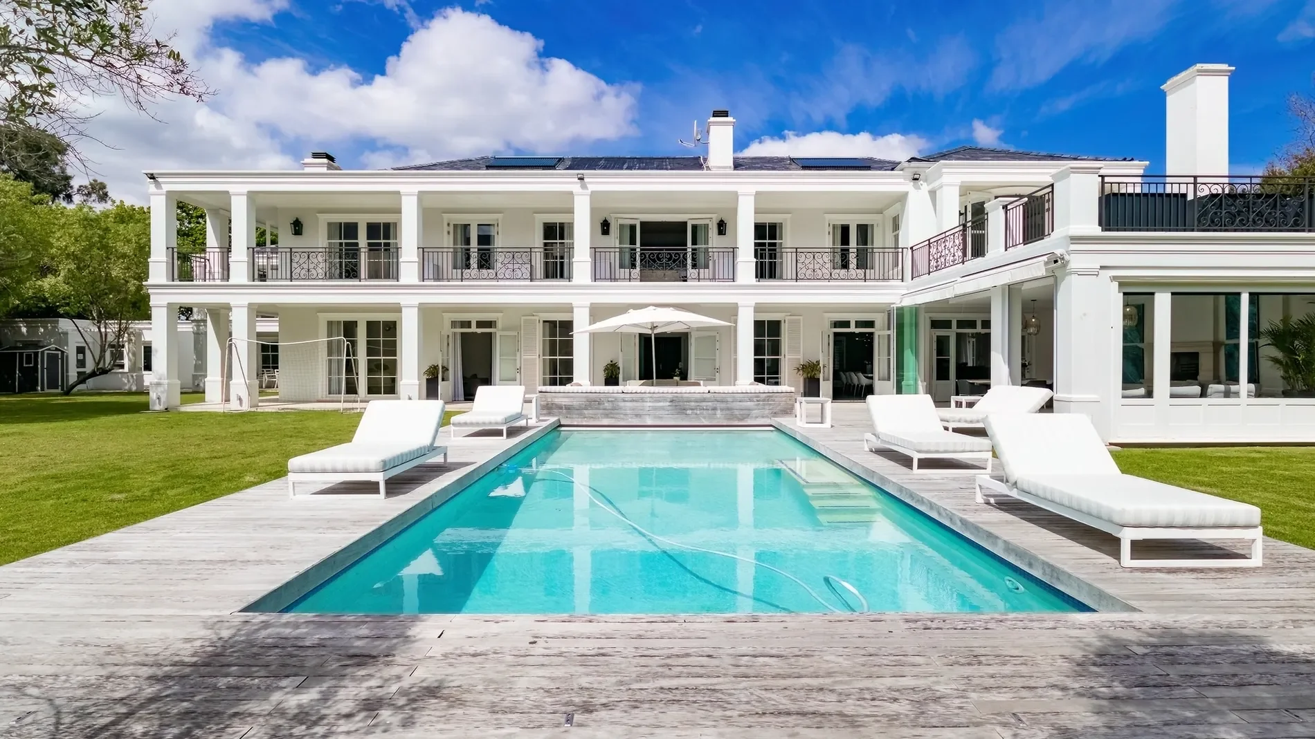 Exterior photo 2
