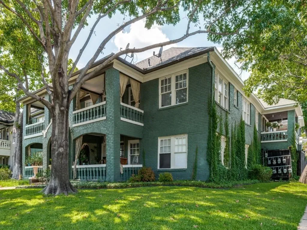 Exterior photo 4