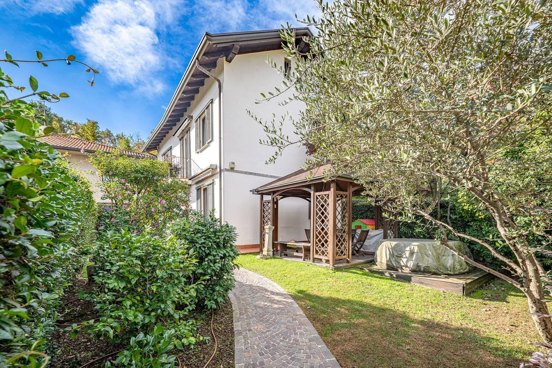 Exterior photo 5