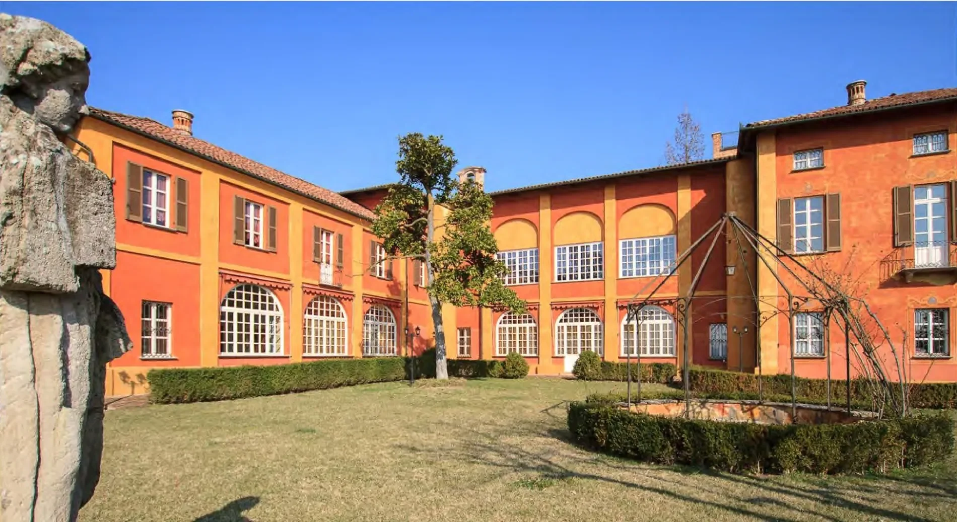 Exterior photo 5