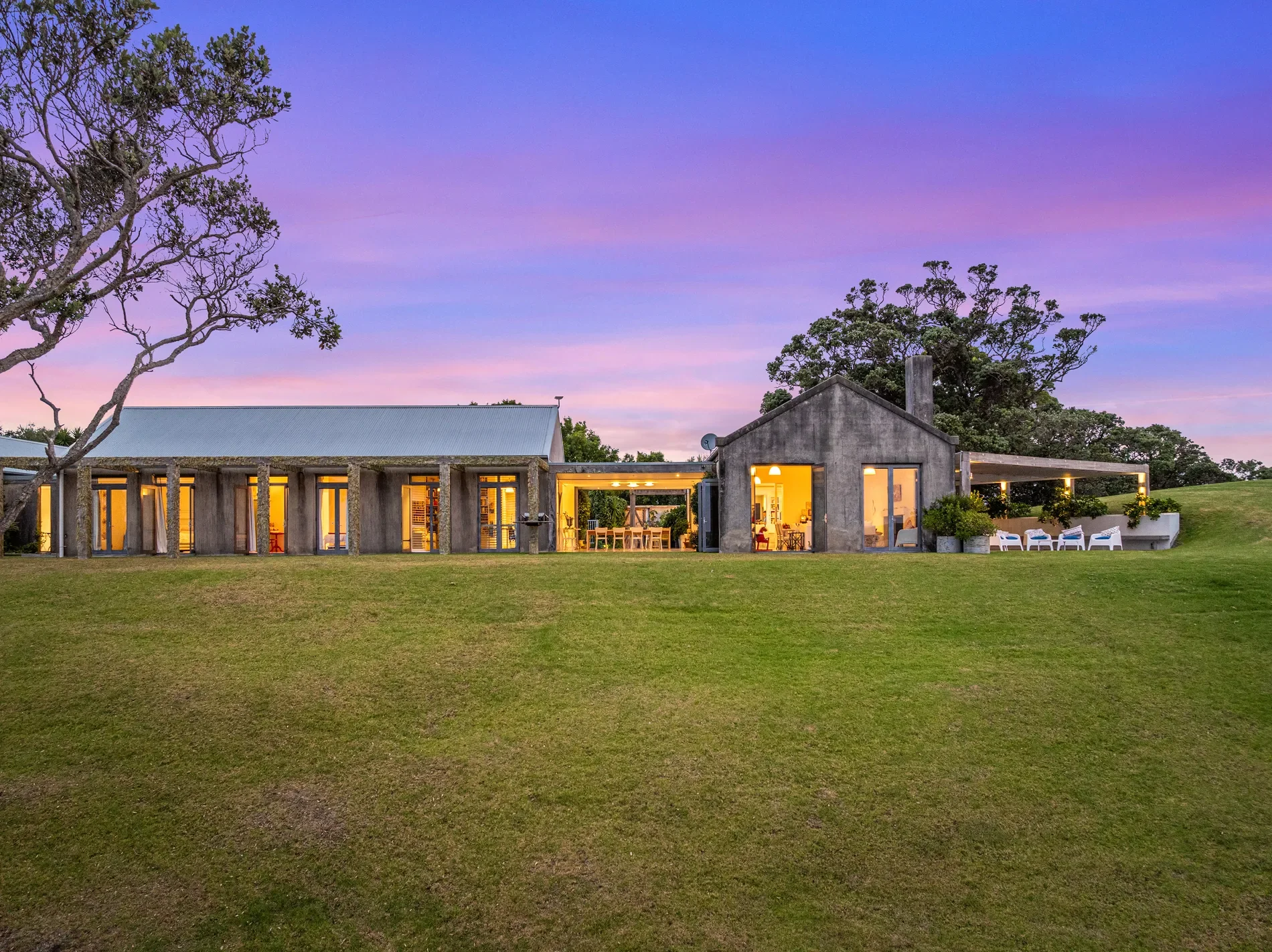 Exterior photo 8