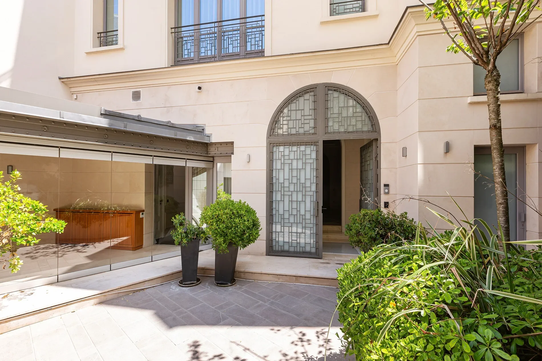 Exterior photo 3