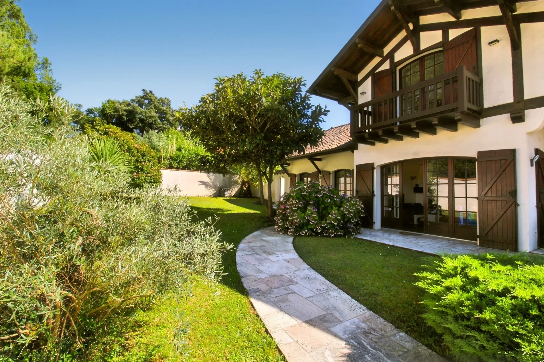 Exterior photo 2