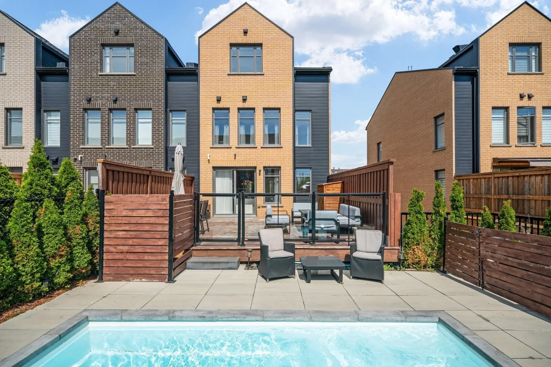 Exterior photo 5