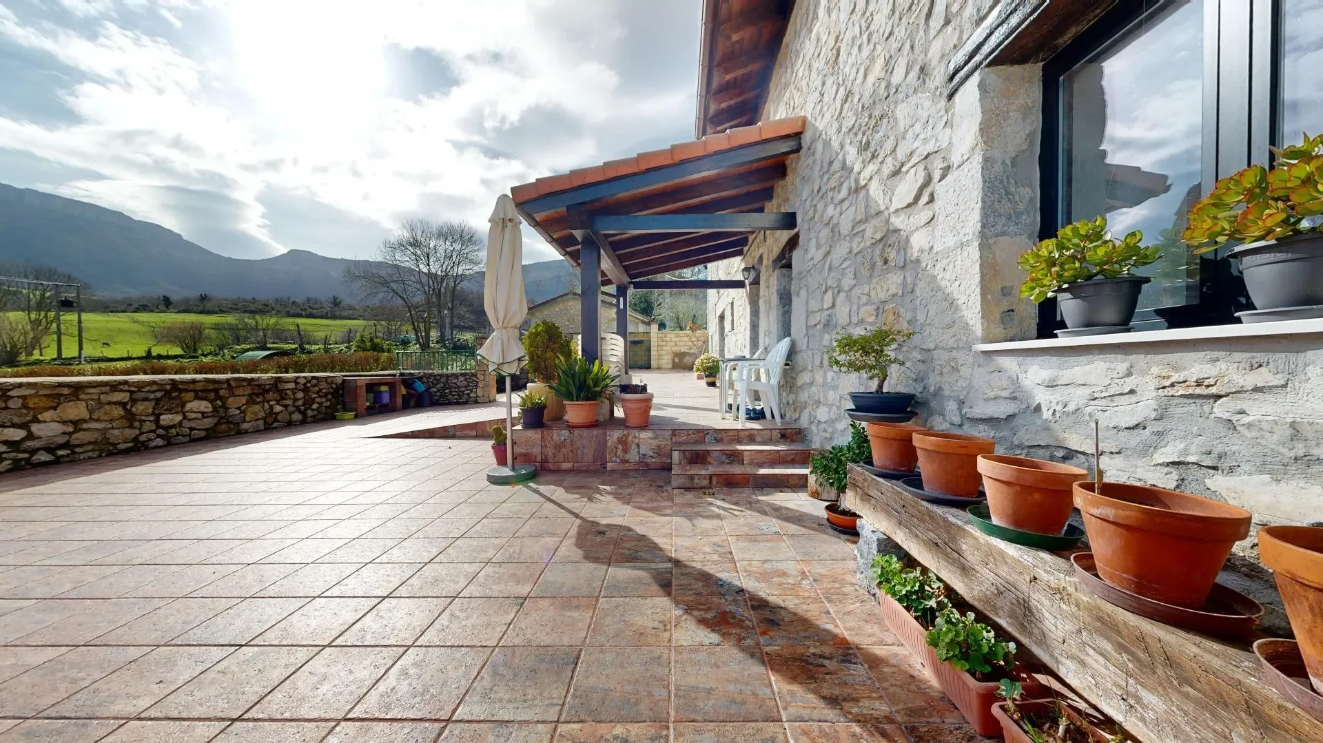 Exterior photo 3