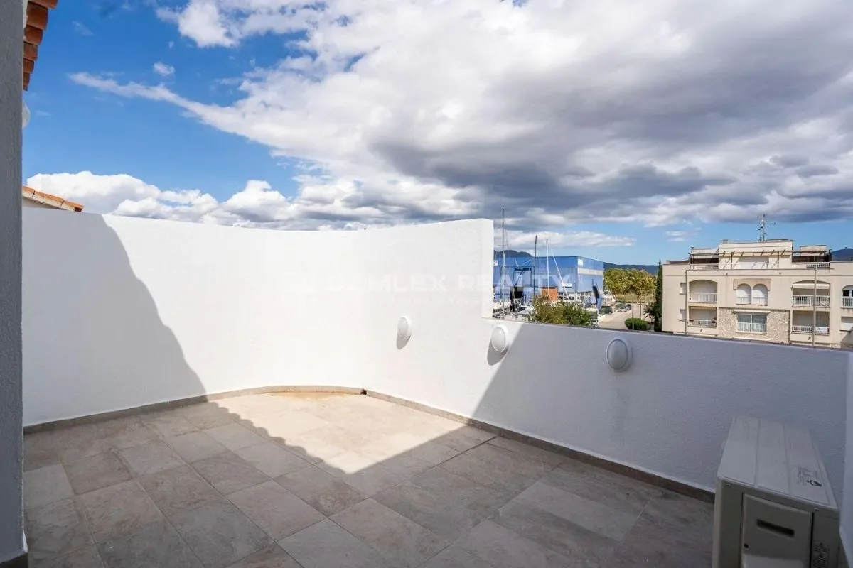 Exterior photo 9
