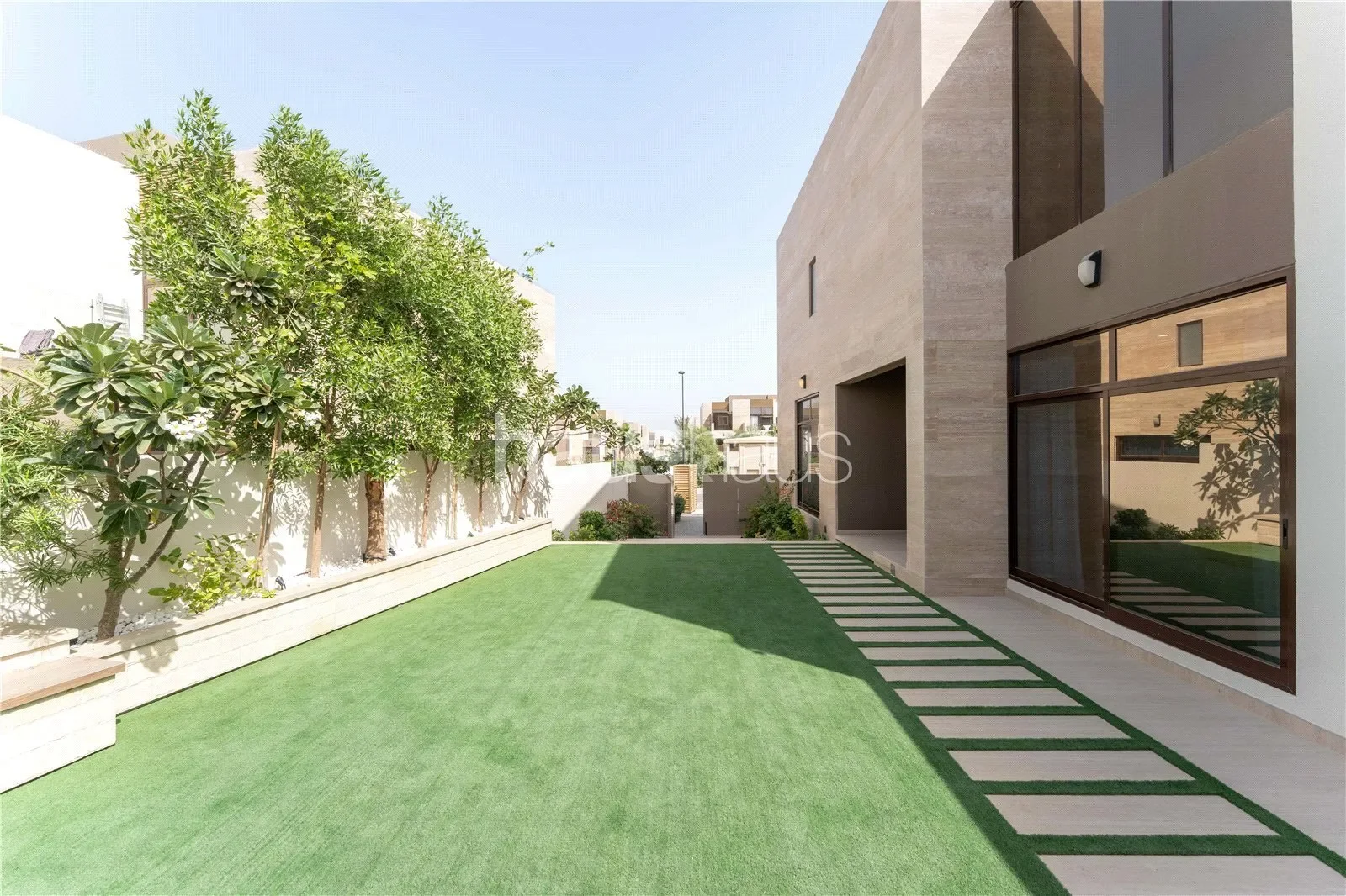 Exterior photo 2