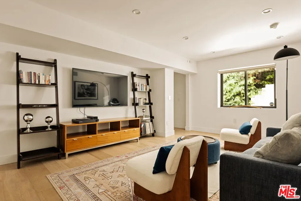 8446 Kirkwood Drive, Los Angeles, California, United States. - Photo 19