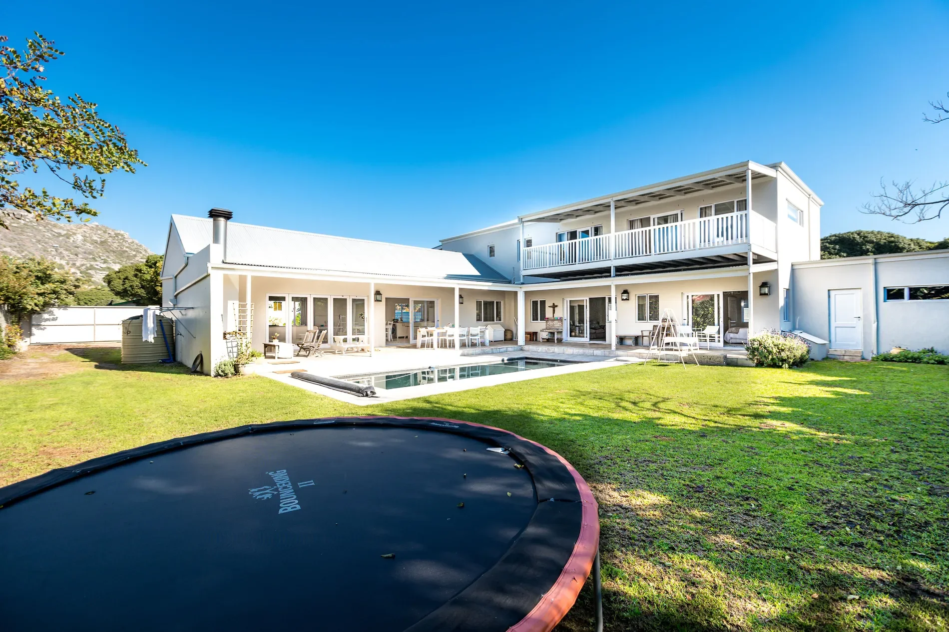 Exterior photo 5