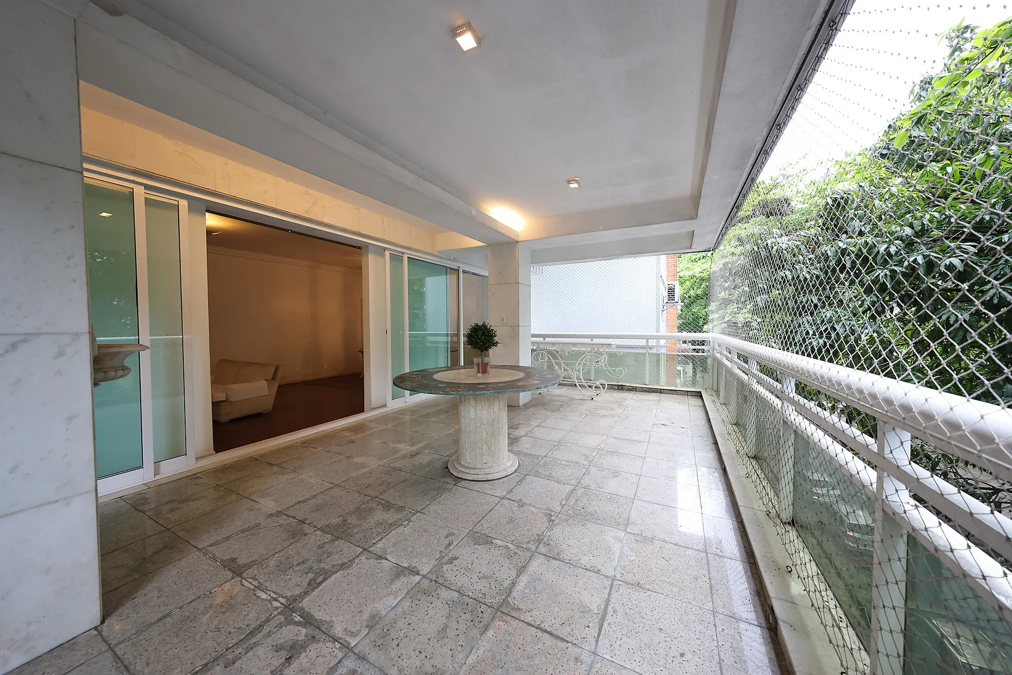 Exterior photo 2