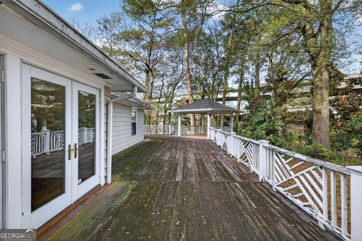 Exterior photo 5