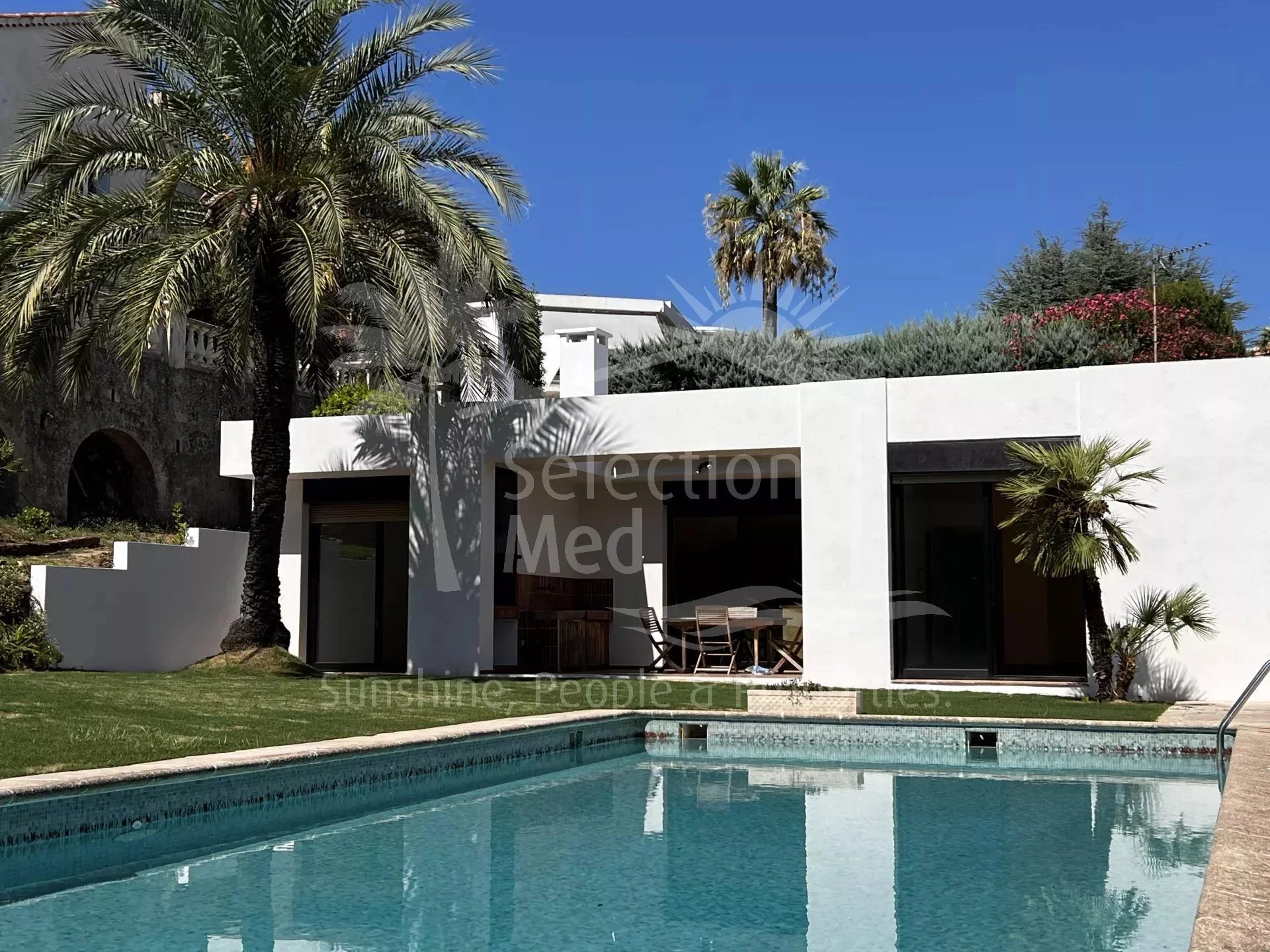 Exterior photo 3