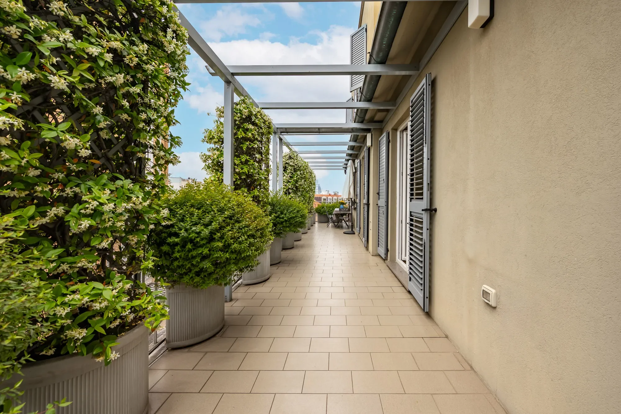 Exterior photo 2